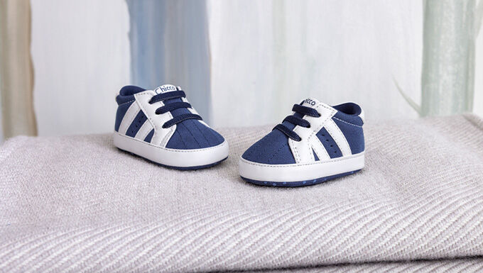 https://www.chicco.it/dw/image/v2/BJJJ_PRD/on/demandware.static/-/Sites-Chicco-Italy-Library/it_IT/dw2ec0d29c/site/06-Pagina di Categoria/Fashion/Scarpe/Nuova Collezione/2026/AI 2026/BTS./680x385px-CHICCO_FW-26_101.jpg